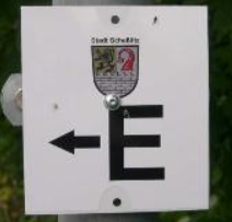 schwarzes_E_auf_weiss